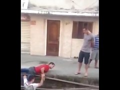 Chicos brasile&ntilde;os borrachos se desnudan